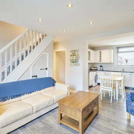 Host & - Kurnell * Staithes